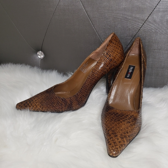 Style & Co. Snake texture leather heels - Picture 4 of 14